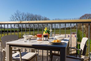 Outdoor dining - The Hayloft Chidham -  an annexe that sleeps 2 guests  in 1 bedroom (Chidham)