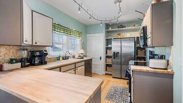 House, Multiple Beds, Patio, Garden View (Grandma’s House) | Private kitchen