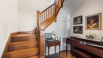 Casa, várias camas, varanda, vista para o jardim (Grandma’s House) | Área de estar