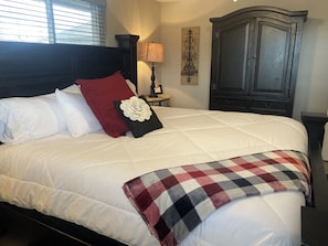 4 間睡房、書桌、熨斗/熨衫板、可攜式嬰兒床