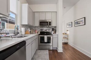 Private kitchen - Boutique Downtown Cottage with Golf Cart (Ocean Springs)