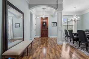 Interior - Spacious 4-bedroom house with AC in fabulous Gulfport (Gulfport)