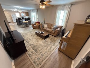 Una Smart TV, videojuegos, una pantalla de ordenador