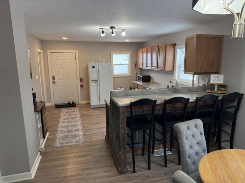 Newly Renovated Cabin - Clean - EV Charging! 2 miles fron Snow River