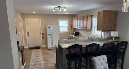 Newly Renovated Cabin - Clean - EV Charging! 2 miles fron Snow River