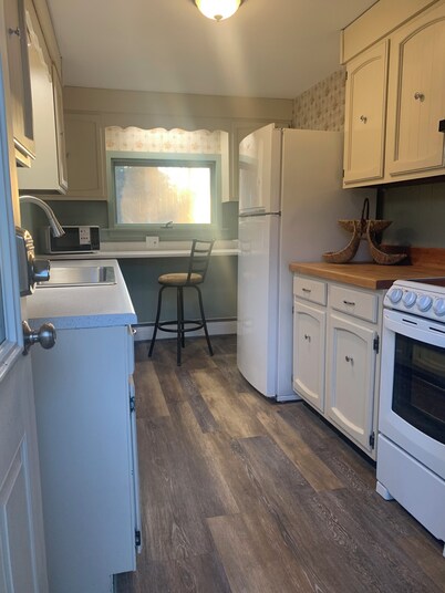 Cozy 1-bedroom apartment in old farm house in historic South Lee