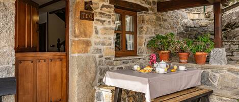 تناول الطعام بالخارج