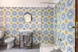 Shower, hair dryer, towels, soap - Il Pescatore Elegant Apartment with Stunning Balcony on Isola Bella, Taormina (Mazzarò)