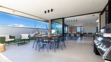 Basic Chalet | Outdoor dining