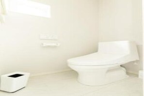 Secador de cabelo, bidê, toalhas de banho, sabonete