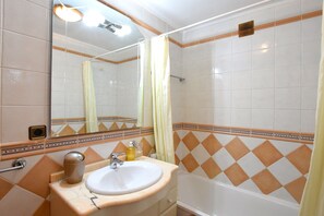 Shower, towels - Ground floor apartment with pool in Jávea, Family-Friendly Holiday Rental on the Costa Blanca (Javea / Xàbia)