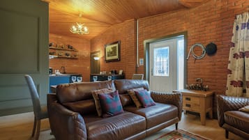 Cottage, 2 Bedrooms, Non Smoking | Living area