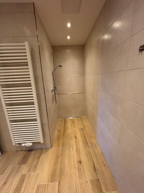 Dusche, Handtücher, Seife, Toilettenpapier