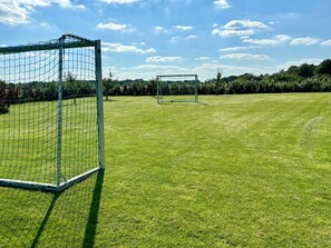 Sports court - Vacation apartment 6 persons, near Cloppenburg, bedroom with TV and single beds (Cappeln (Oldenburg))