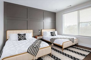 8 bedrooms, WiFi, bed sheets - Two Lux Homes – 22 Beds! Perfect for Large Groups! (Nashville)