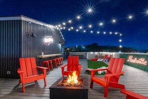 Outdoor dining - Two Lux Homes – 22 Beds! Perfect for Large Groups! (Nashville)