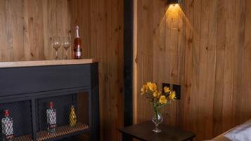 Suite, Balcony, Lake View | Interior