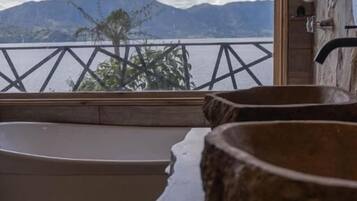 Suite, Balcony, Lake View | Bathroom