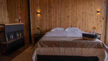 Suite, Balcony, Lake View | Free WiFi