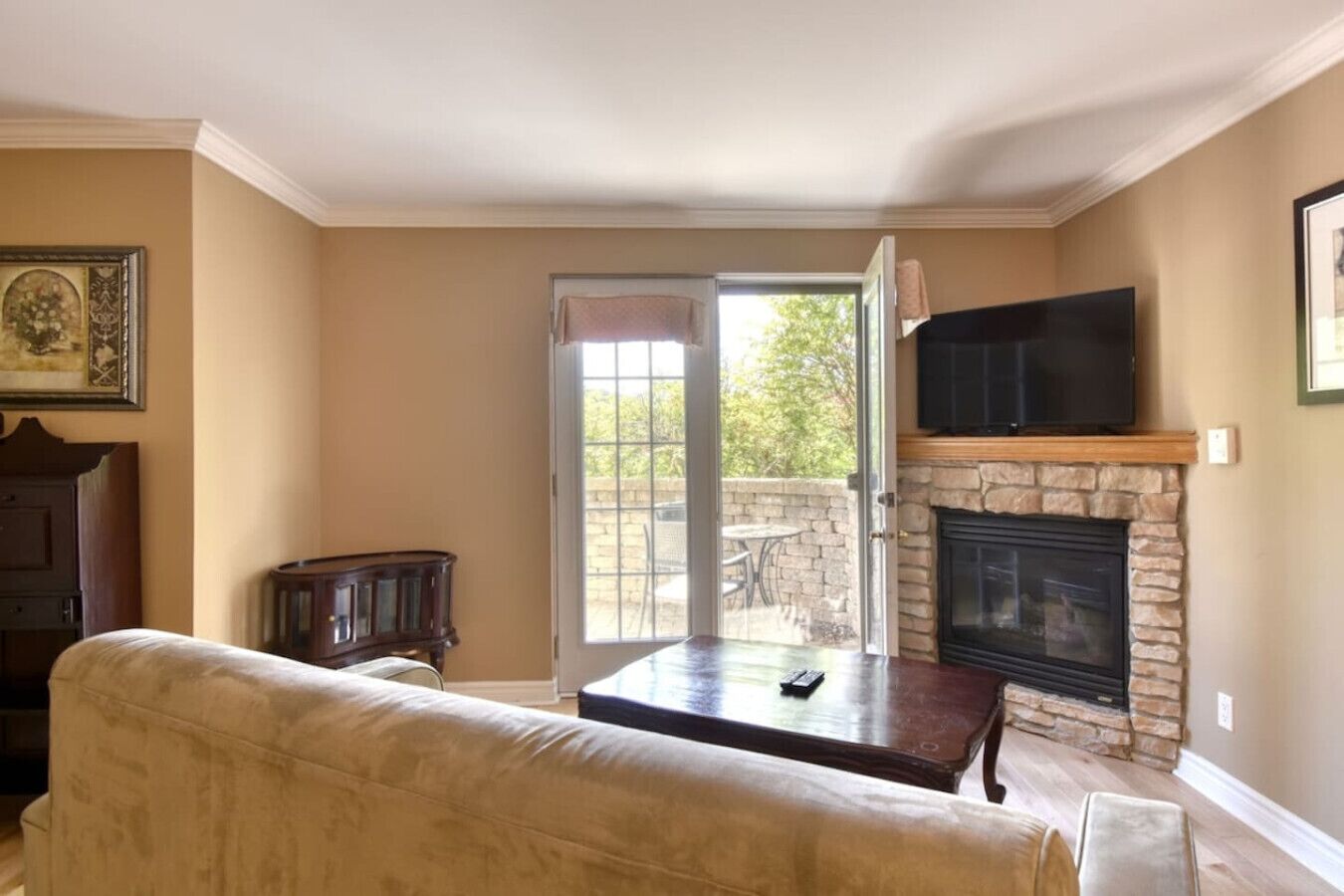 TV, fireplace