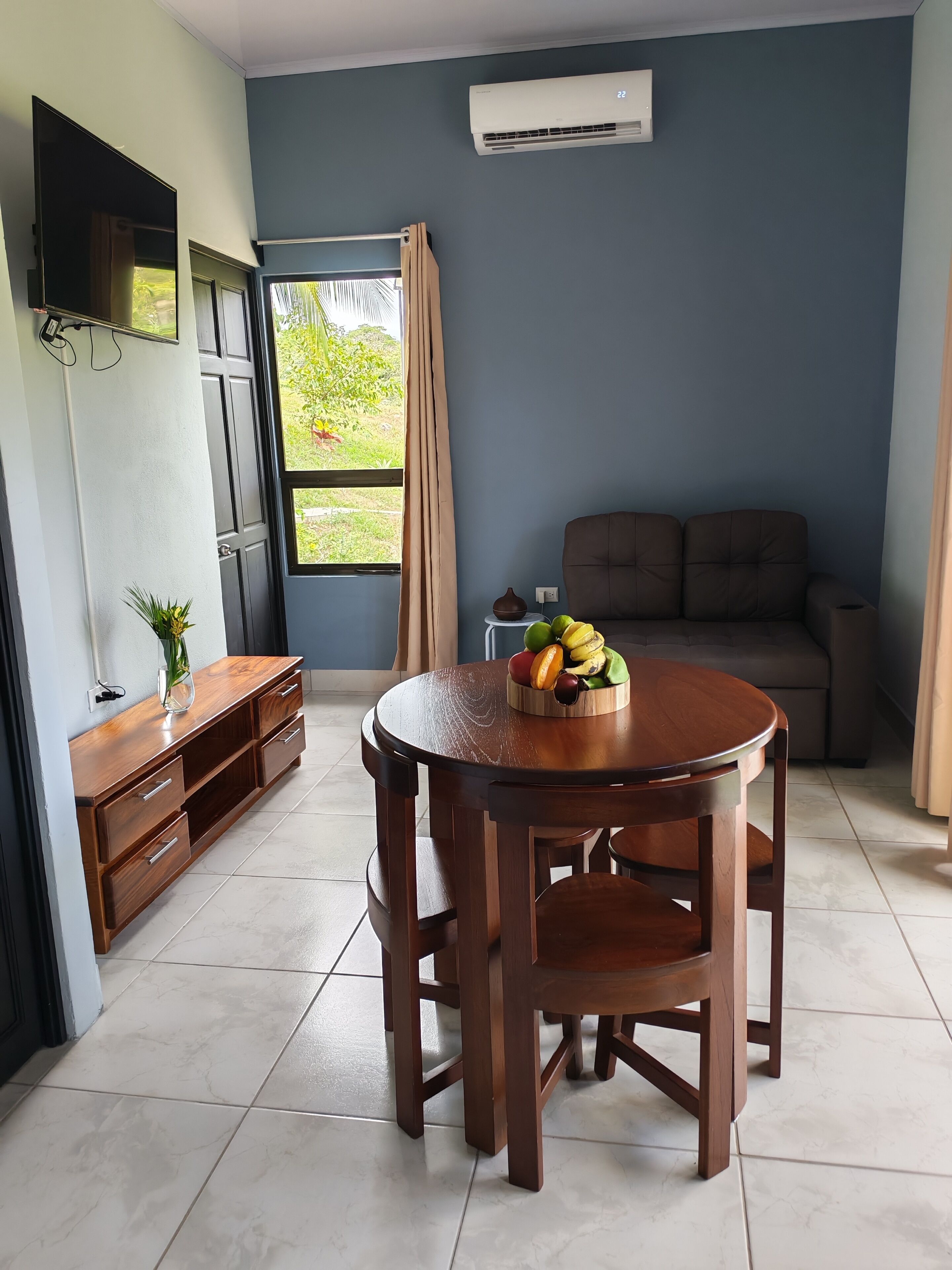 Basic Triple Room, Mountain View | Living area