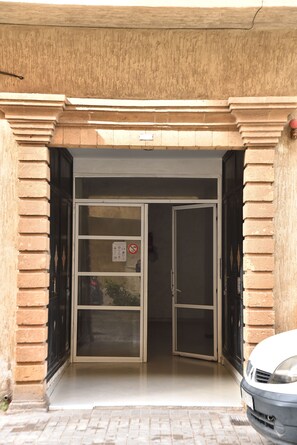 Exterior detail - Spacious 2BR/3BA Apt with Balcony – 3 Min to Beach, 5 Min to Port & Medin (Essaouira)