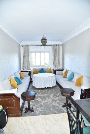 Smart TV - Spacious 2BR/3BA Apt with Balcony – 3 Min to Beach, 5 Min to Port & Medin (Essaouira)