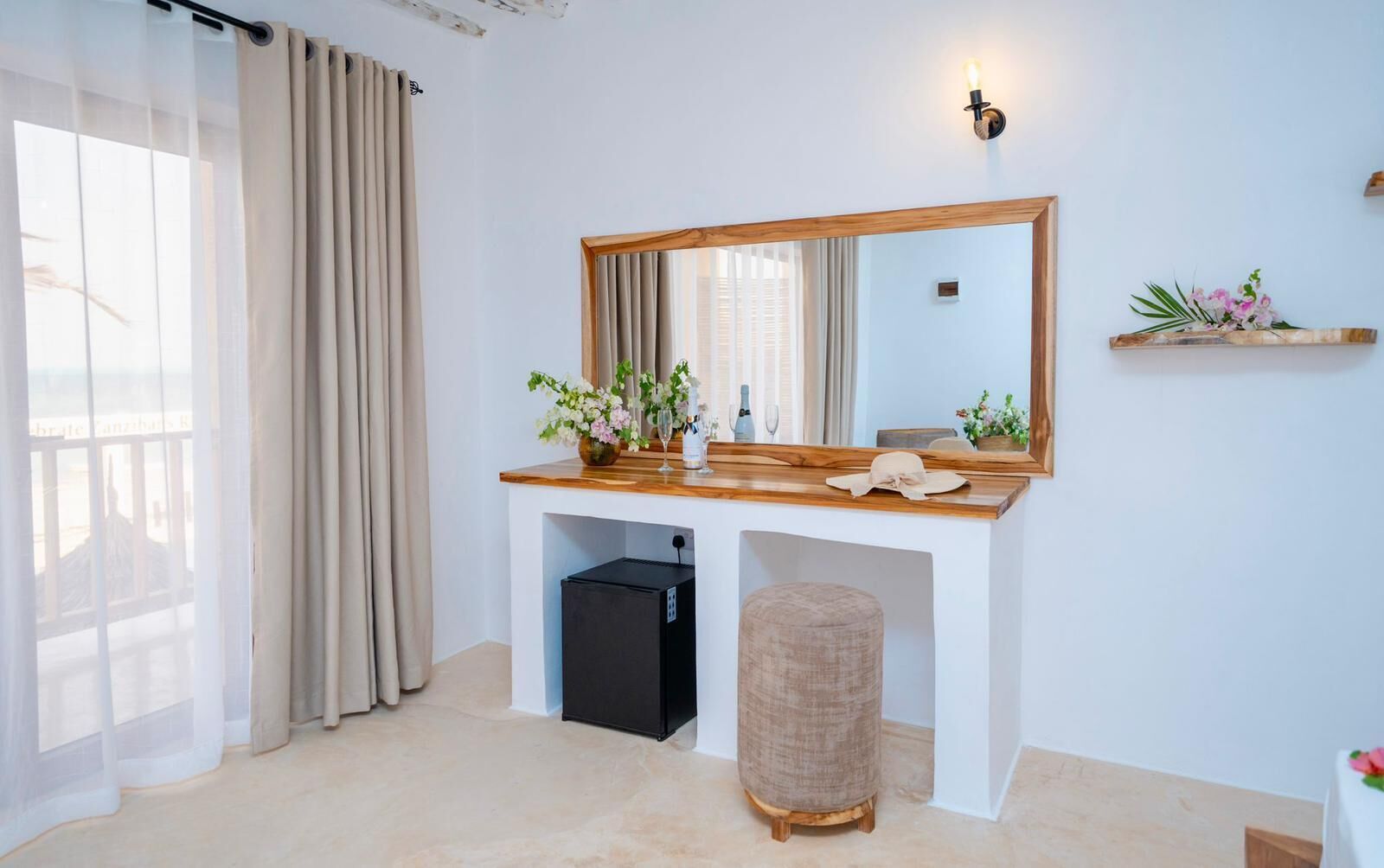 Deluxe Double Room, Balcony, Beach View | Interior