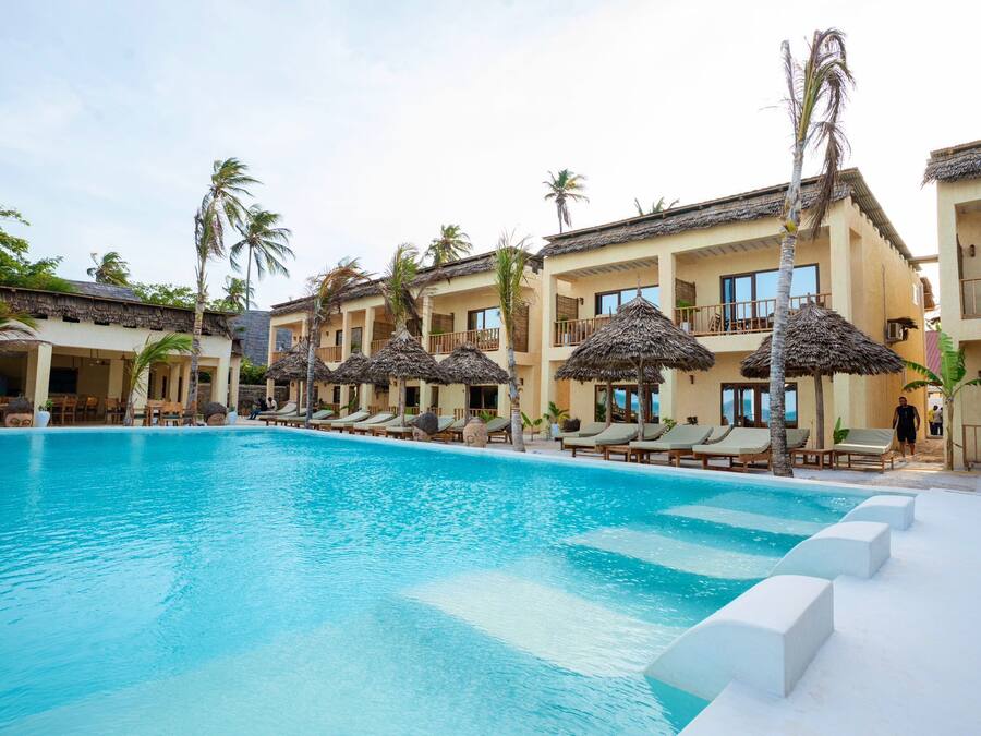 Una piscina al aire libre