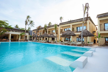 Una piscina al aire libre. CZR Celebrate Zanzibar Rhythm