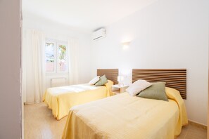 3 bedrooms, WiFi, bed sheets - Holiday Home 'Can Regalat' with Sea View, Wi-Fi and Air Conditioning (Montfarrutx)