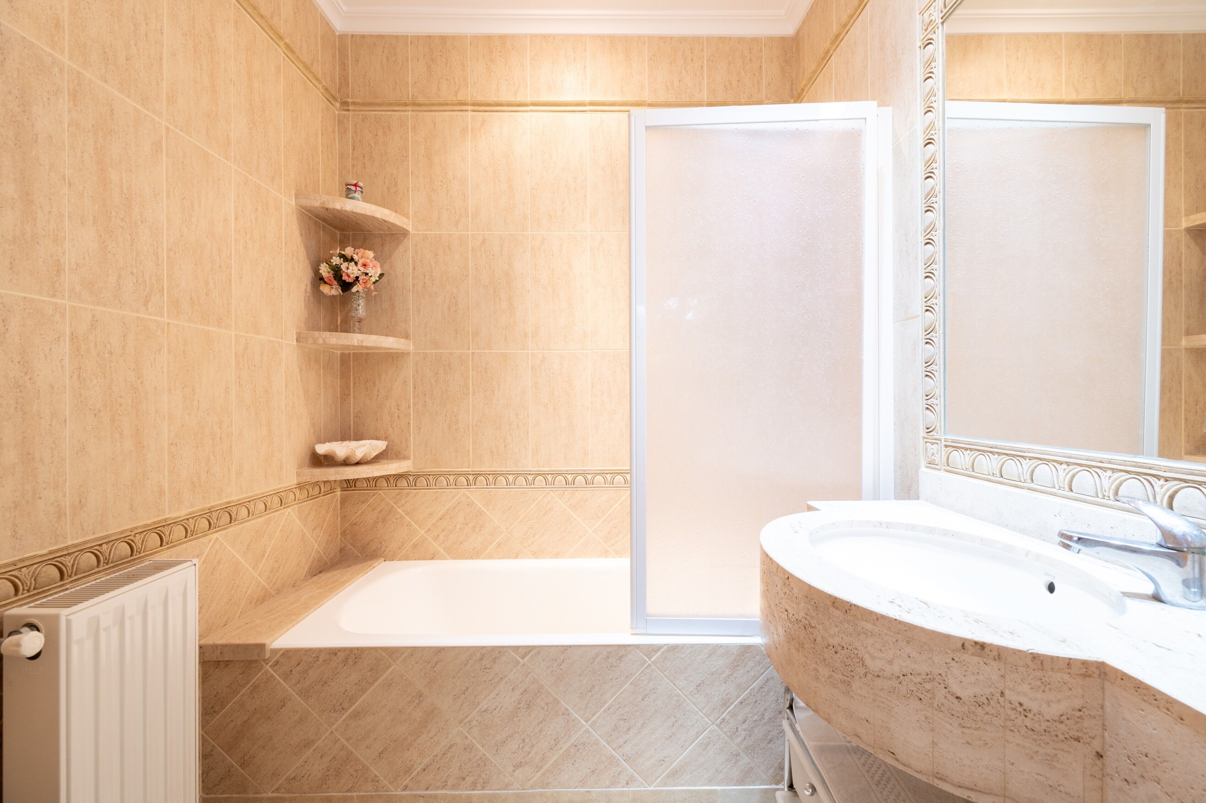 Een douche, een haardroger, handdoeken