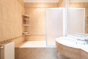 Shower, hair dryer, towels - Holiday Home 'Can Regalat' with Sea View, Wi-Fi and Air Conditioning (Montfarrutx)