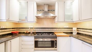 Een koelkast, een microgolfoven, een oven, een kookplaat