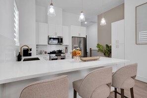 Private kitchen - Accessible 3BR - Gigabit WiFi, Podcast Studio & 8-Seat Dining, Mins to TMC & NRG (Houston)