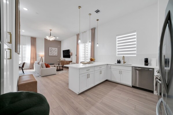 Smart TV - Accessible 3BR - Gigabit WiFi, Podcast Studio & 8-Seat Dining, Mins to TMC & NRG (Houston)