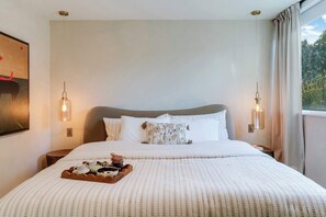 5 bedrooms, desk, iron/ironing board, travel cot - Casa Anton- Artist Home, Pool & Rooftop Terrace (Miami)