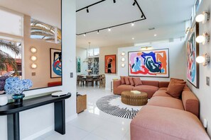 TV, offices - Casa Anton- Artist Home, Pool & Rooftop Terrace (Miami)