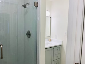 Shower, hair dryer, towels - Gulf Side Villa 1A - Gulf front Pet Friendly -Free Daily Activities (Pensacola)