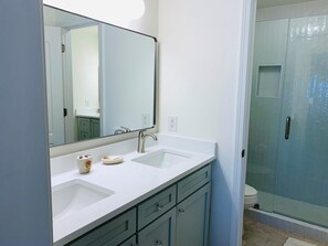 Shower, hair dryer, towels - Gulf Side Villa 1A - Gulf front Pet Friendly -Free Daily Activities (Pensacola)