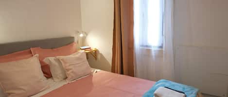 1 chambre, fer et planche Ă repasser, Wi-Fi, draps fournis