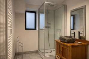 Douche, sĂšche-cheveux, papier toilette