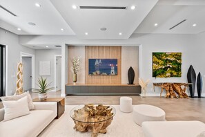 TV, stereo - New construction 4-bedroom villa amazing location in Fort Lauderdale (Fort Lauderdale)