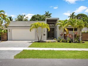 Exterior - New construction 4-bedroom villa amazing location in Fort Lauderdale (Fort Lauderdale)