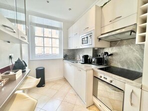 Réfrigérateur, four à micro-ondes, un four, surface de cuisson