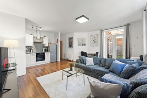 Smart TV - Spacious 2 Bedroom 2 Bath In Watford Central • Free Parking • Sleeps 6 (Watford)