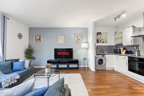 Smart TV - Spacious 2 Bedroom 2 Bath In Watford Central • Free Parking • Sleeps 6 (Watford)