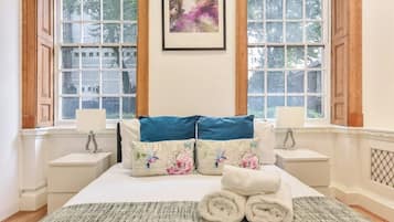 3 habitaciones, tabla de planchar con plancha, wifi y ropa de cama