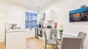 Refrigerador, microondas, horno y lavavajillas