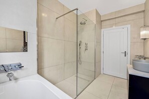Bathroom - 3 Bed- Buckingham Palace (London)